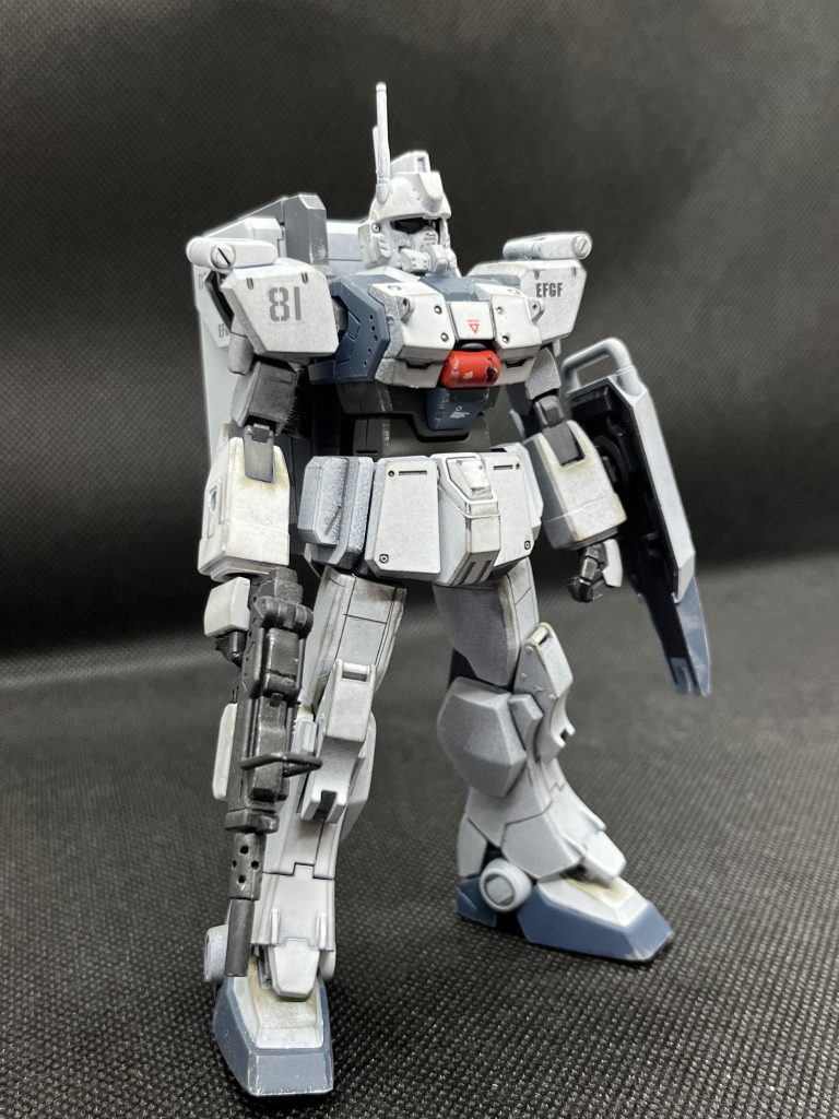 太ももと上腕をプラ版で2mmくらいづつ延長腰もプラ板を挟んで3mmくらい延長胸にはスチールボールを埋込胸の機銃は真鍮パイプに変更スプレー缶で全塗装&ウエザリング