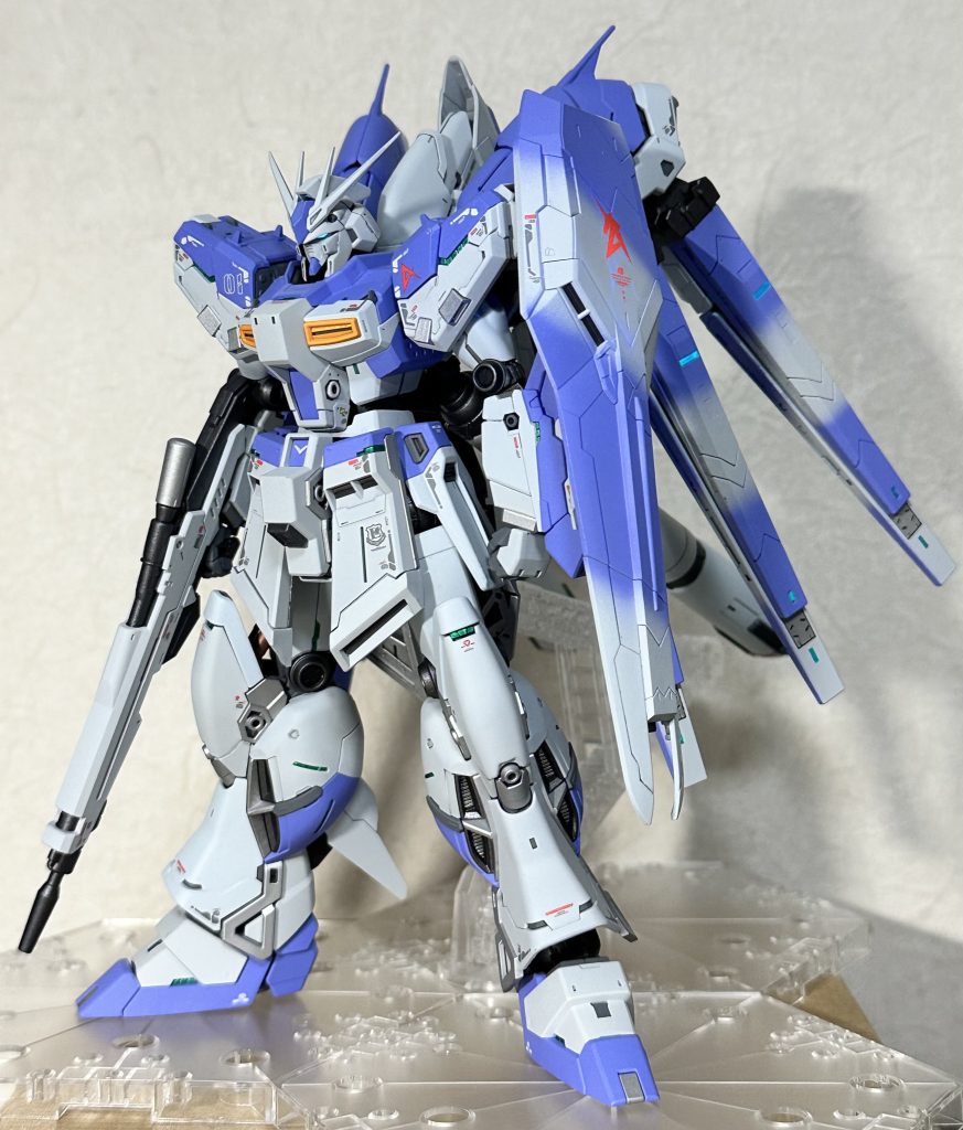 Hi-νガンダム フル装備で。肩とシールドには、あえて「ν」と同様のAエンブレムを選択。シールドのカラーリングは媒体によってデザインが様々なので、フィン・ファンネルのグラデと合わせるようなスタイルにしました