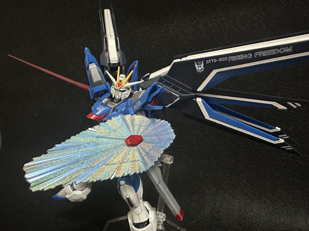 ビームシールドにガンダムマーカーのホロシルバーを塗ってみました。