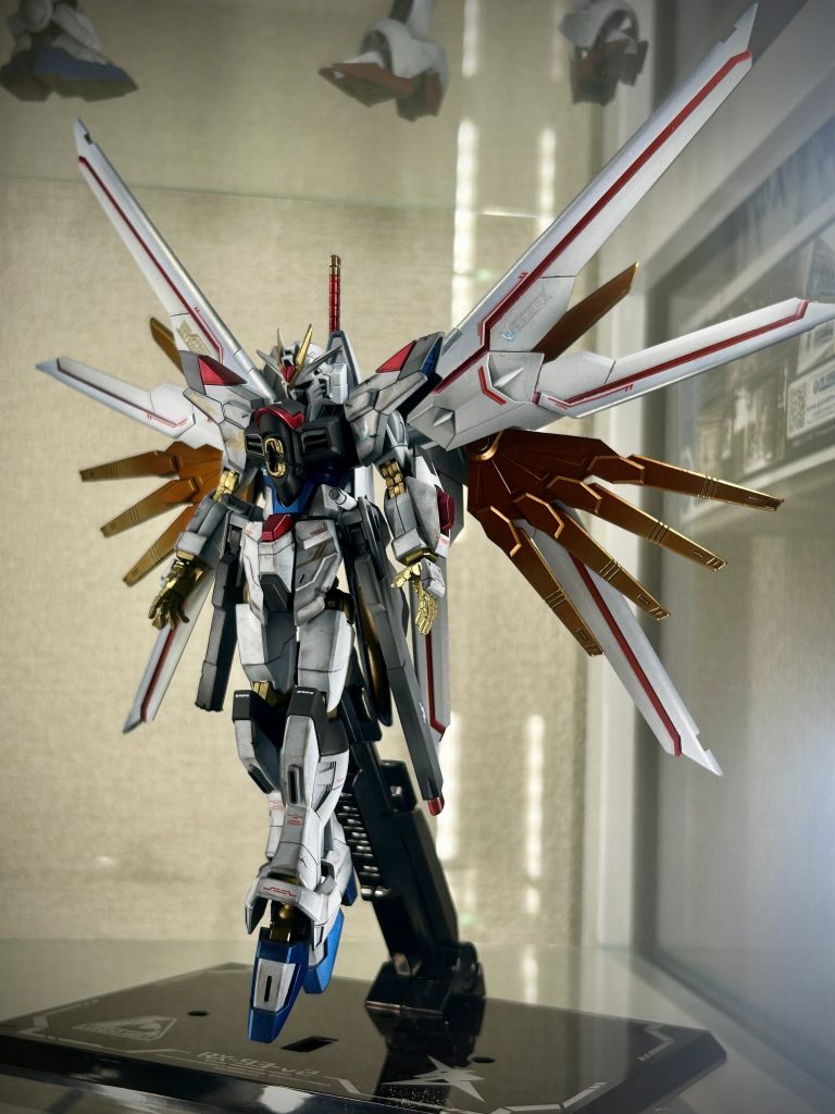 本体のゴールドは青金をベースに調色し、明るめに仕上げ、ディフェンダー側は赤金をベースにレッドのパーツはマットキャンディにダメージ加工は楽しくて、ついやりすぎないよう気をつけました。