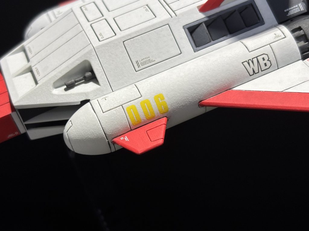 セイラの機体番号である006です。本当は赤字が良かったんですが、手持ちに無かったので黄色で代用しました。セイラさんのパイロットスーツが黄色なのでこれで良いかと思いまして。