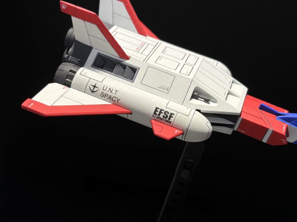 反対側は連邦軍のロゴ関係を。こっちとのバランスを考えると前述の006も黒で良かったと後でちょっと後悔。