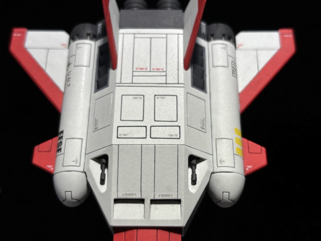 天面のスジ彫りとか全面のスリット状のプラ板加工とかメガ粒子砲部分の加工とかが見える写角。ちなみにですが、白部分には珍しくサフを吹いてます。使い古した残り少ないスプレー缶で吹いたら、しっかりゆず肌になりました…期せずして鋳造表現みたいな事になりましたが、飛行機のボディを鋳造なんてしないですよね。失敗の言い訳は不可(gundam-kao9)