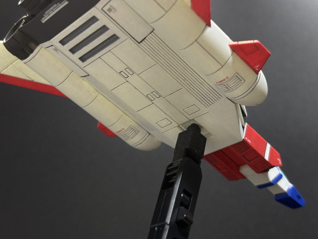 底面。こっちはスジ彫り追加してませんが、元からディティール多め。前方のランディングギア部にポリキャップ仕込んでアクションベース刺さる様にしました。