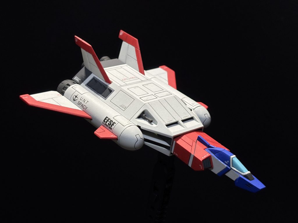 キットのままだとコアファイター部がやや長く飛び出しているように感じたので、調整しています。人型形態以外のプラモはほぼ初めてと言っていい今回の製作。可動部の塗装剥がれとかチラ見え部の塗装忘れとか、そういった部分に気を使わなくて良いのは精神的に大変良い事だと思いました(gundam-kao8)