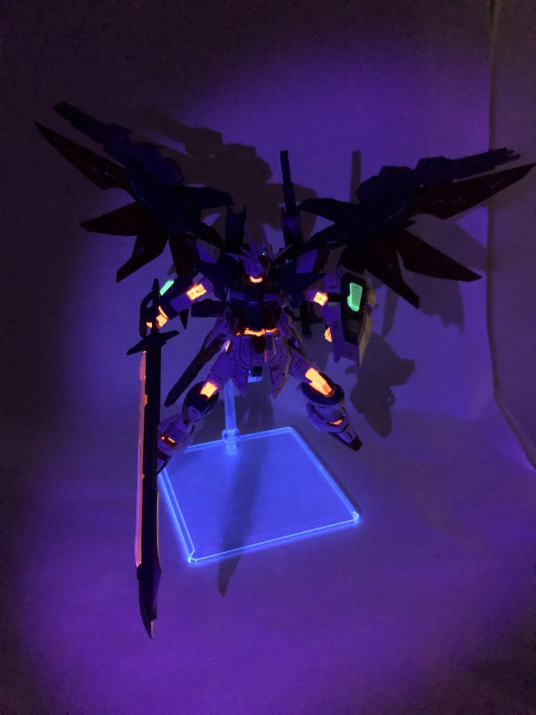 ブラックライト照射劇場版のSEED FREEDOMで活躍したデスティニーのワンシーンをイメージしてフレーム部分を蛍光レッドで塗装していますシールドとビームシールド発生箇所も蛍光塗料を使用して塗装しています
