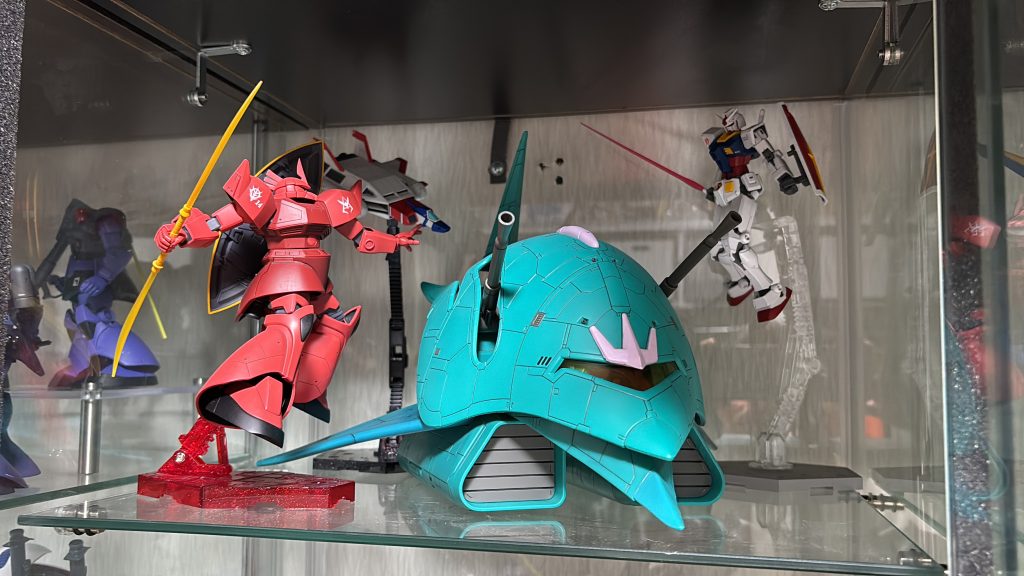 そんなこんなで我が家のショーケース内のめぐりあい宇宙が完結。ゲルググ完成から20ヶ月経過しました。一年戦争ならとっくに終わってます(zaku-kao4)ちなみにガンダムの方はビヨグロ版。気付けばもう３年前。ガンプラ製作趣味なんて自分の中ではつい最近始めた趣味みたいに思ってましたが、光陰矢の如し。加齢もありあっという間に過ぎ去る時間を、有意義に過ごせているなと感謝してます。2024年の完成品は多分これで最後になります。来年も平和で安心してプラモデルが作れる世の中である事を切に願います。