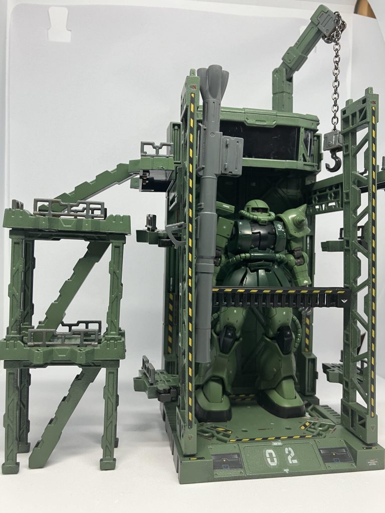 エヴァ弐号機のために作ってたけどかっこいいからザク立ててみた