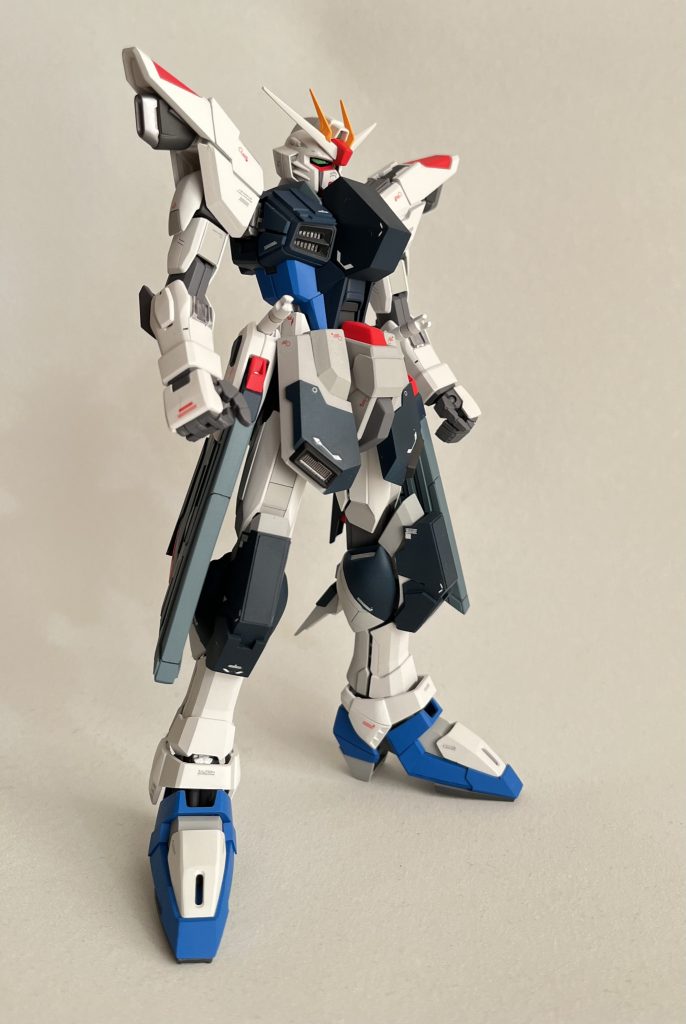 背中に翼をつけると単独で自立できませ〜ん。