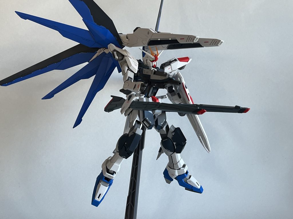 なんか腰が引けたポーズ