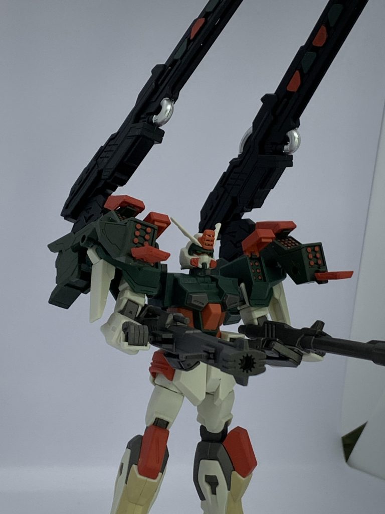 グレイトバスターガンダム。名前の由来は説明、必要あるか?マティウス市内にてバスターガンダムを複製・改修し保管していたもの。インヴェイドディザイア、通称「赤いフリーダム」に対抗するべくイザーク隊のディアッカ・エルスマンに支給される。条約締結直後に複製されたため駆動はバッテリー式ながら、エネルギー効率を抑えつつバッテリー容量を増加積載してある為見た目に反して燃費は悪くない。但しやはりバッテリー式の為駆動時間及び継戦能力には不安が残り、短期決戦型の移動砲台という認識に近い。この後改修プランを見直しまた核エンジンを搭載し完成したのがライトニングバスターである。 って感じの設定。