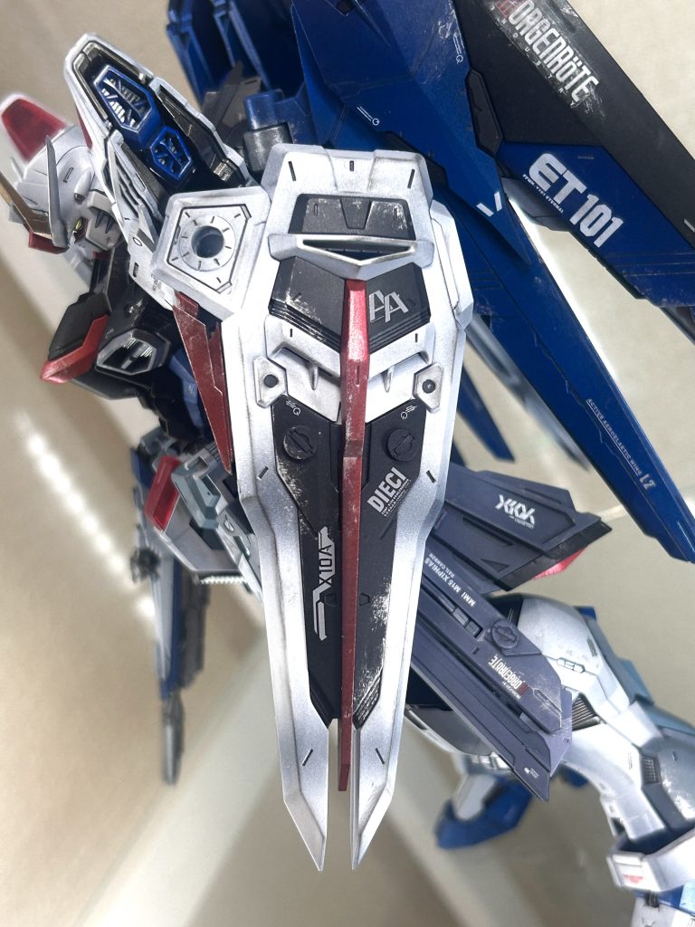 シールドには少し強めのグラデーションと塗装剥がれを