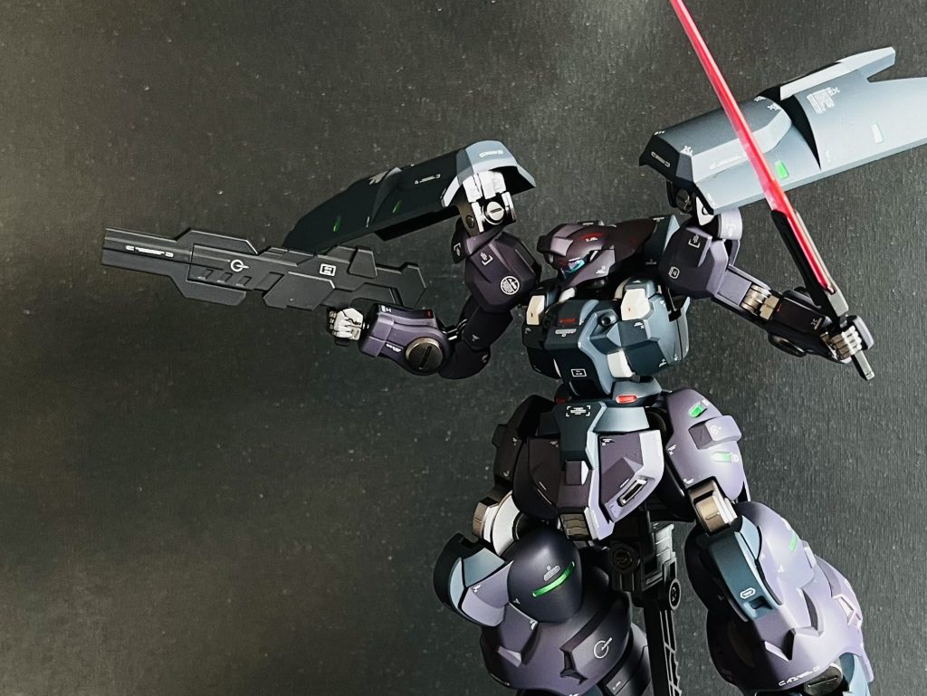 装甲は艶消し、関節はクリアのままにしてみました部分的な反射とのコントラストが良き