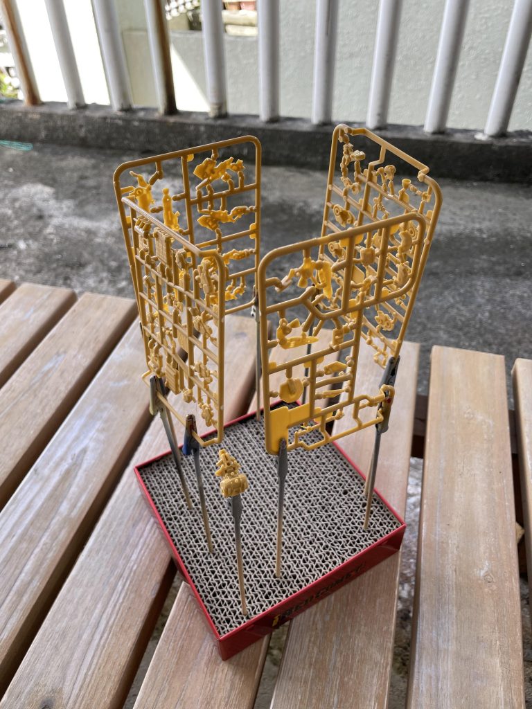 とりあえずつや消し吹いてから塗ってます。つや消しだけでも差し込み等かなりキツくなるので少し大変でした。