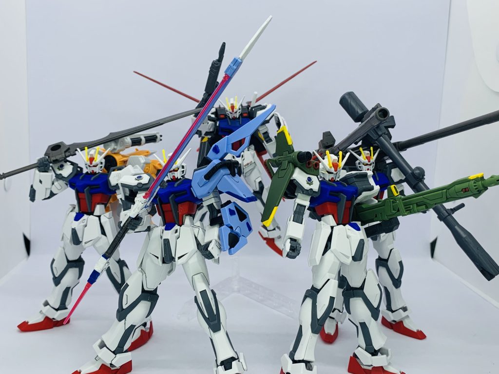 スーペリアストライクガンダム。先の大戦で活躍したストライクを模倣・複製し、強化型コーディネイターであるエドワード・アスカロンの類稀なる空間認識能力と並行思考能力によって自身の操縦機体の他にストライカーパックを装備できる四機の「ストライクドラグーン」を従えた機体。エドワードの能力によってある程度の武装操作が可能であり、無人機にあたるストライクドラグーンでの5vs1の状況を作り出す。但しその分脳への負担は大きく、投薬を続けないと廃人になるとまで言われる諸刃のストライカーである。