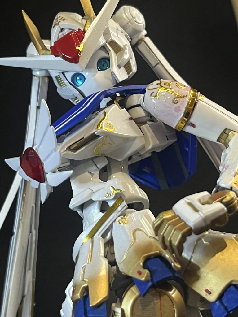 頭部は元のダブルオーガンダムだと女体化した時に小さすぎてキャプテン翼状態になりますwなるべく大きくしたかったのでSDダブルオーガンダムの頭部を使ってみました。サイズ的に良い感じ目はいまやアチェルビー改造の定番、30MM3Dレンズシールを貼りました。スカート下部のヒダヒダ部分は配管ゴムテープで作ってます