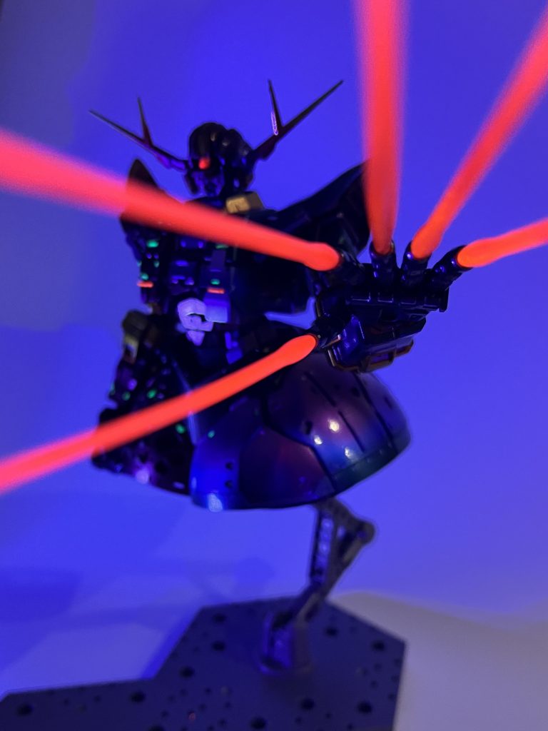 ジオンの亡霊「ジオン公国の名を語る売国奴によって結ばれた終戦協定は偽りのもの。独立戦争はまだ終わっていない❗️」ジオン再興のため、屈辱の撤退を選んだギレン総帥直属の親衛隊を中核とした残党勢力。その中に自ら殿を務め、時代に抗う男がいた。「大尉、帰還してください。艦隊に合流出来なくなります‼️」「一隻でも、いやモビルスーツ一機でも多く撃墜する。全てはジオン再興のために‼️」この3年後、ジオン残党によるデラーズ紛争が勃発する。