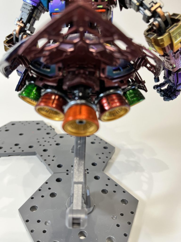 バーニア。全七機あるので一色ずつ色を変え、レインボウに仕上げようと思ったのですが派手すぎるのでやめました。対になる二機ずつ色を揃えてみました。明るめにと思い、スターブライトゴールド→クリアカラーです。