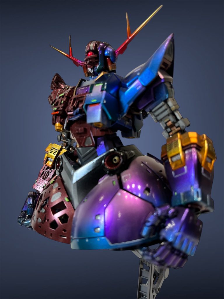 RGジオング完成しました😊発売からだいぶ日が経ち、たくさんの方の作品をヒントに作成しました。・取説に準じて組み立て、ゲート処理のみ行いました。RGの素性を生かしディテールアップは行っていません。・クレオスのクリスタルカラーをメインだ塗装しました。・黒サフ→exブラック→クリスタルカラーのグラデの順に塗装していましたが、面倒になり、途中で黒サフプラスexクリア→クリスタルカラーに変更しました。仕上がりに大差ありませんでした。・nipperに掲載されていたサーバインに感銘を受け、モチーフとして塗装しました。ちなみな我が家のサーバインも似たようなカラーリングです。