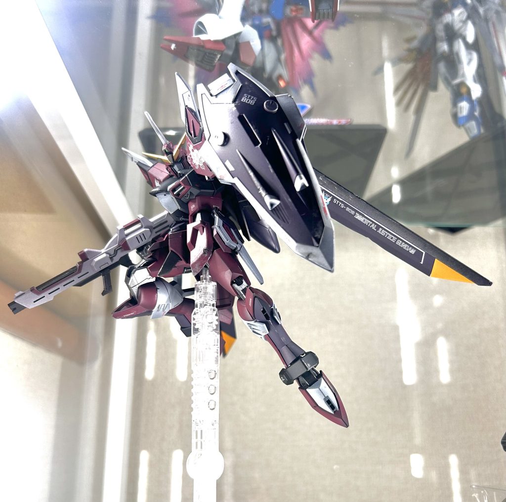 最後はジャスティスっぽいポーズでSEEDアクションシステム、前回のマイフリはあまり派手なポージングをしなかったので実感しませんでしたが、今回はバチバチアクションを決めたのでその凄さを実感。ZEROで活躍を見れることを期待しつつ終わります。ありがとうございました！