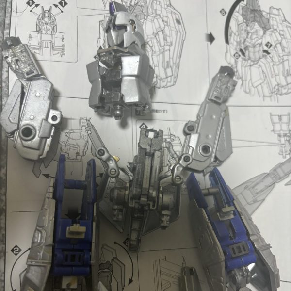 やはりバンダイプラモデルの技術力は、素晴らしい。前にゼータガンダム rgを作ったが、これは評価が低いと言われたが、そんなもん関係なく純粋に技術力を発揮していた。変形プロレスは、mgと全く違うけど、バンダイ変形プラモデルとしはトップ級だと思う。mgはrgと全く違う変形する。パーツは、たしかに多くて大変だが、作る喜びを感じさせる。素晴らしいメーカー。だが現在バンダイは変形プラモデルを販売しない。差し替え変形タイプ。まぁ買ったけどなんか作りたくない。バルキリーはやはりバンダイの最高の技術力を発揮して販売して欲しかった。変形しないと楽しくない。あんなにゼータガンダム rgは素晴らしいのに。プラモデルは作って楽しむ。たとえ変形したら壊れてしまっても構わない。プロプォーションが、違くても、関節強度無くても構わない。僕と同じ考えの、ユーザーは、いると思う。バンダイ頑張って欲しいですね。さてゼータガンダムmgは、素晴らしい。組み立てていて、楽しめる。TVアニメのような感じさせる。このようなプラモデルが気軽に買える良い時代。なかなか再販されないのが残念だけど。  （1枚目）