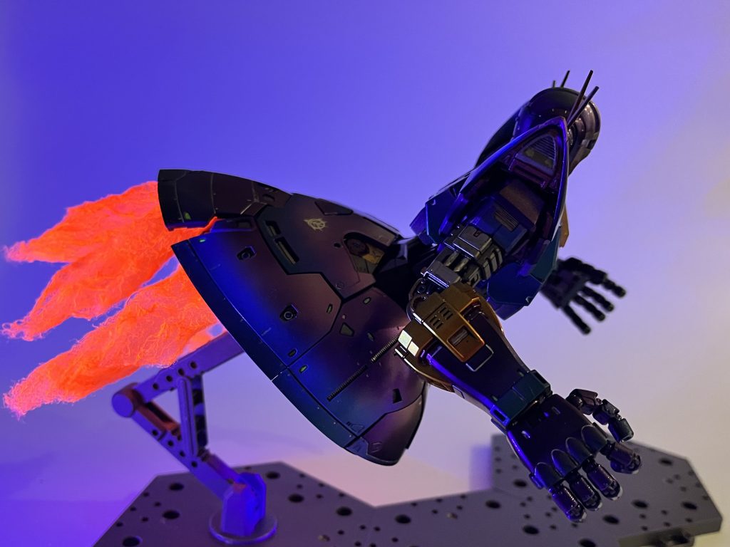 自作のエフェクトパーツです。作っているときはカニかまにしか見えなかったのですが、装着するとバーニアエフェクトに見えないこともない…かもしれない😅手芸用の綿を千切り、適当にメディウムを塗り付け、その上から水性蛍光レッドを塗装しました。バーニアと腰アーマーの間に挟んでいるだけです。