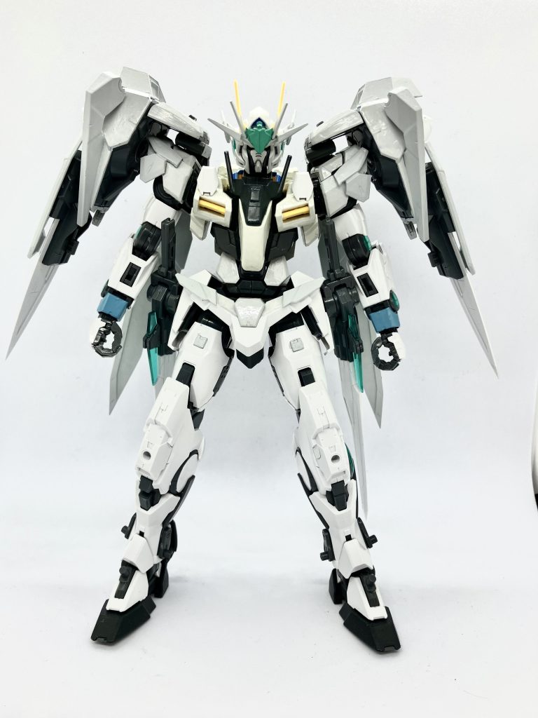 ダブルオーブランシュダブルオーガンダムをベースに改造した機体全身を白に近い色に塗装されておりダブルオーとは違う機体になるようカスタマイズが施されている