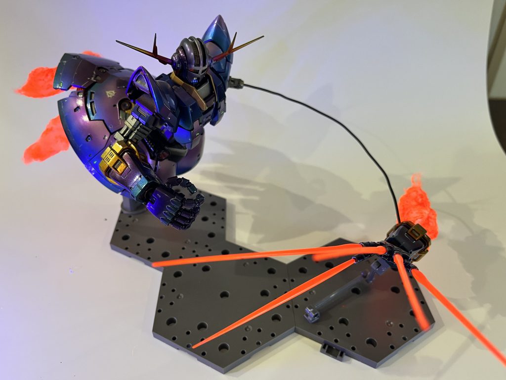 有線式ハンド?劇中さすがラスボス、すごい攻撃だと思っていたのですが、有効射程距離どれくらいなんでしょうか?キットのリード線がこの長さ。オールレンジ攻撃は自爆の可能性が高いです😅