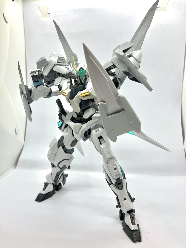 GNシールドIIは防御だけでなく近接戦闘や格闘戦の武器としても使用できる