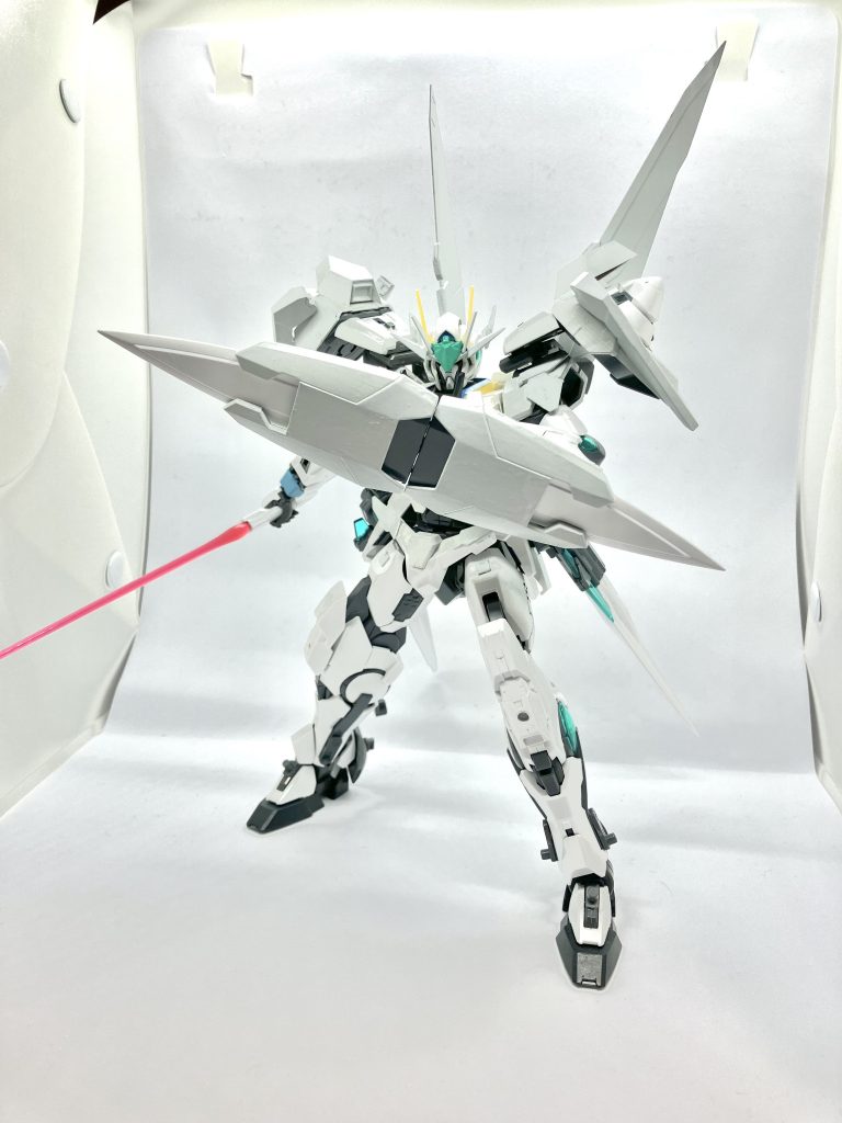 合体して盾になりビームサーベルやソードで攻撃を仕掛ける