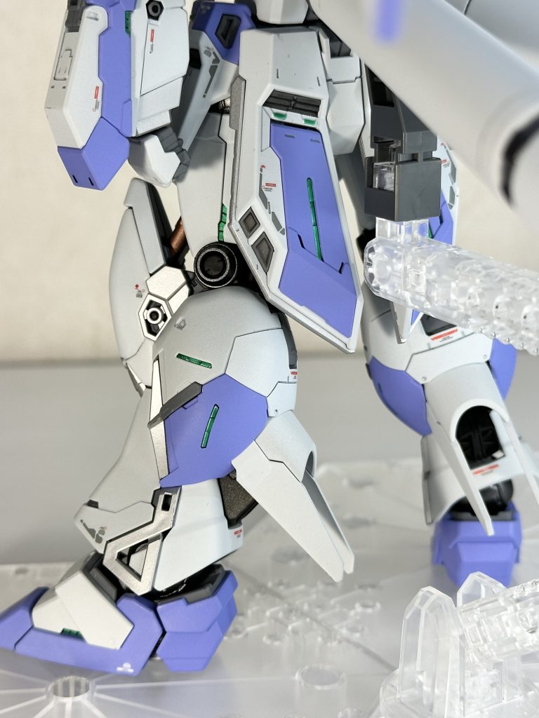 「装甲からチラ見えする部分はサイコフレーム」とゆ〜やや強引な独自解釈により、それ等はグリーンで塗装してます