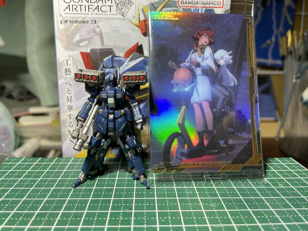 サイズ比較。うーん、小さい。そろそろ老眼鏡か虫眼鏡を導入しないとなあ。