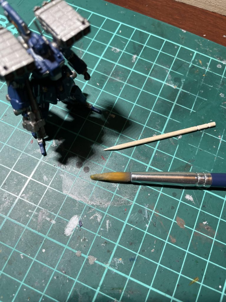 道具は100均の筆と爪楊枝。爪楊枝ってなんでこんなに便利なんでしょう。