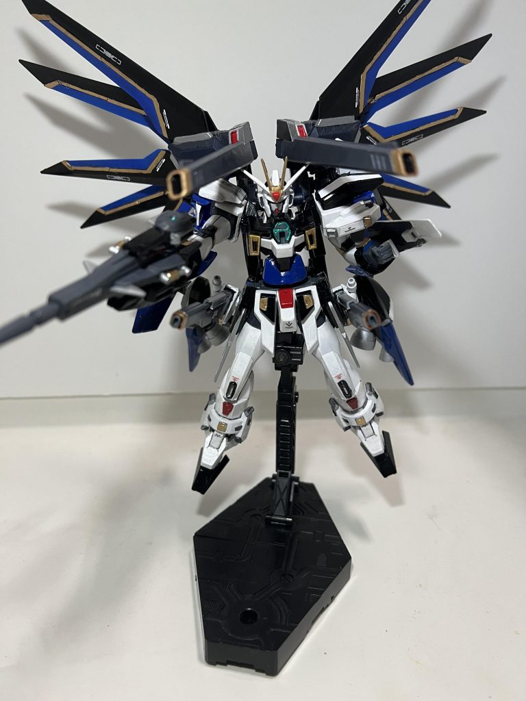 フリーダム系をミキシングしたのでもちろんハイマットフルバーストは再現可能。レールガンは腰ではなく腰の後ろに接続。