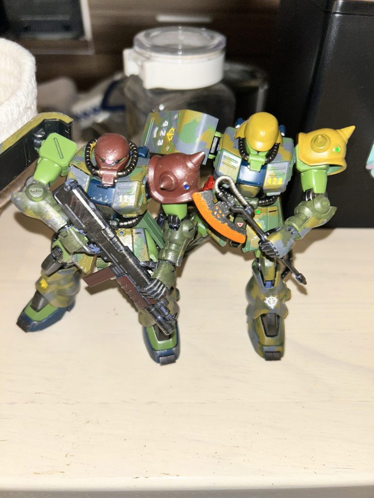 母娘揃ってパシャリ。次は私のザクを作ります。頭とショルダーのカラーは青にしましょうかね。