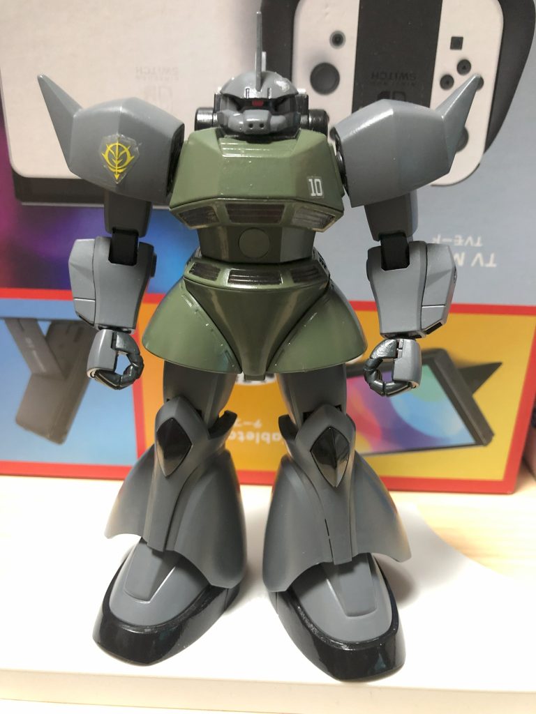 まず正面から今回は一般機ということで一番なじみ深いであろう塗装になっていますグレーに関してはなにもいじらず一般ゲルの説明図通りそのままぬったくりましたが、緑は色々模索した結果全然違う系統の緑でやってしまいましたでもサマになってるよね??今度から一般機ゲルはこのカラーリングでいこうかなあとジョニー機もそうだが、ジオンのシールがうまく張り付いてくれないのはなんでだろう…浮いてくるんだがw