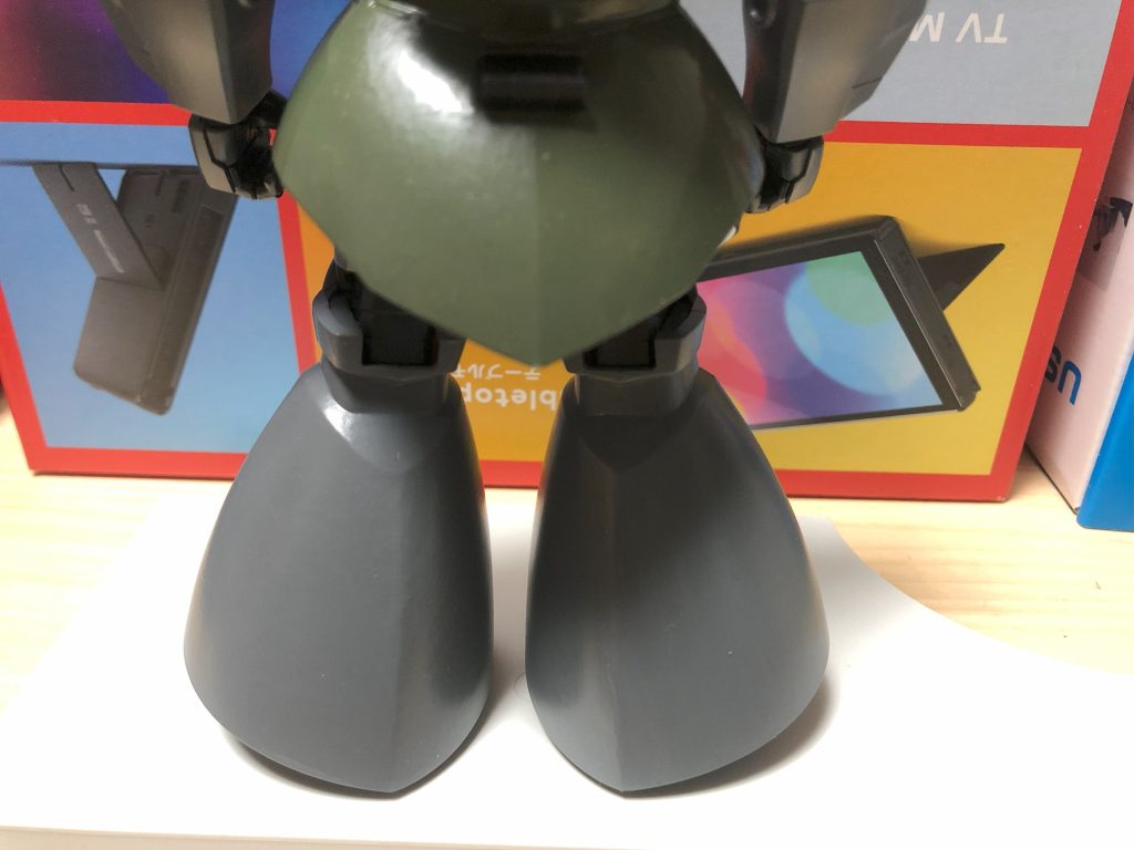 ジョニー機で渾身のミスを犯した脚部合わせ目も今回はきっちりやっておきました!あと今回は合わせ目処理をするまえに肩内部も脚内部もなんなら腰内部もぜ~んぶ黒基調にぬったんですけど…みえないねwバーニアもキッチリやってんだけどこれはもう自己満なのかもしれない