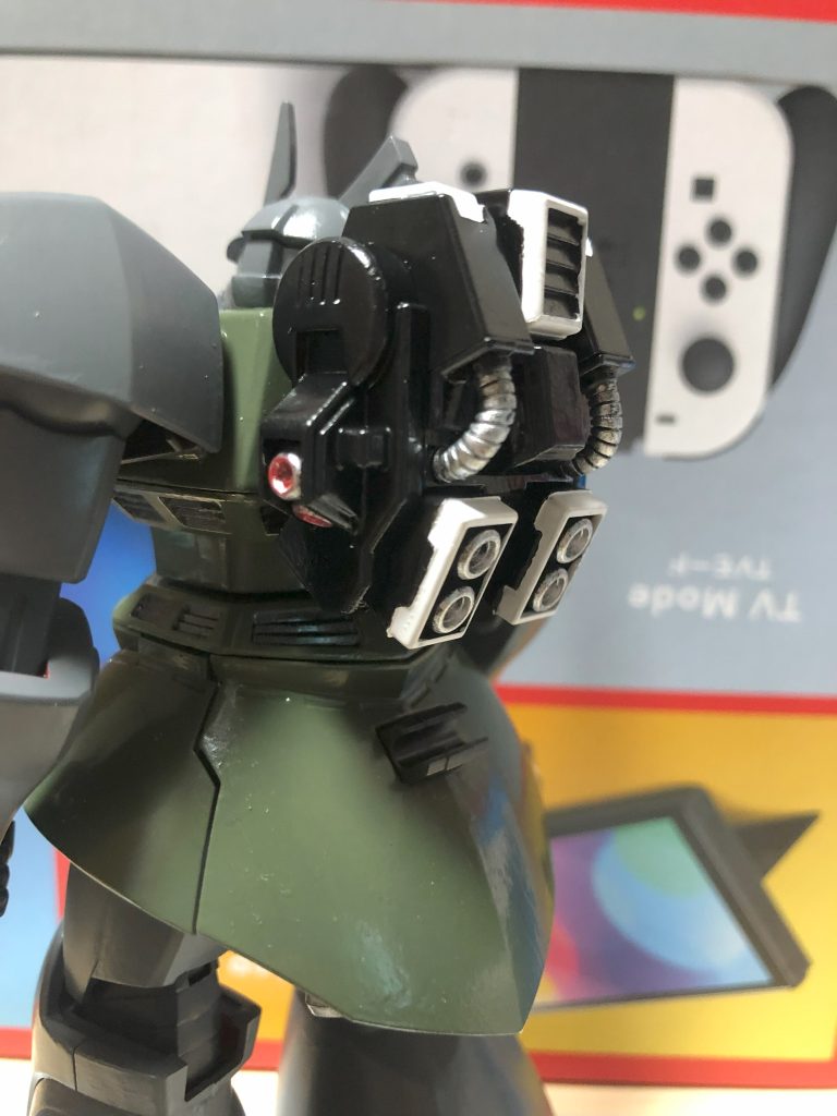 リベンジするにあたって最大の変更点はこのバックパック!以前は赤と黒だけの味気ないカラーリングでしたが、決戦兵器メンソーフデのおかげで細かく塗り分けられるようになったこともあり工夫してみました白いフチがオシャレ♡(ホントはもっと白ラインが多かった…(zaku-kao4))