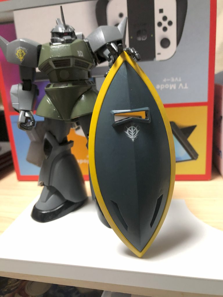 シールドは相変わらずフツーただ正面装甲部も説明図とはまったく異なる系統の青がかった灰色ですしかしサマになってしまうんだからしょうがない!内部もきっちり塗ってるけどまた見えないね