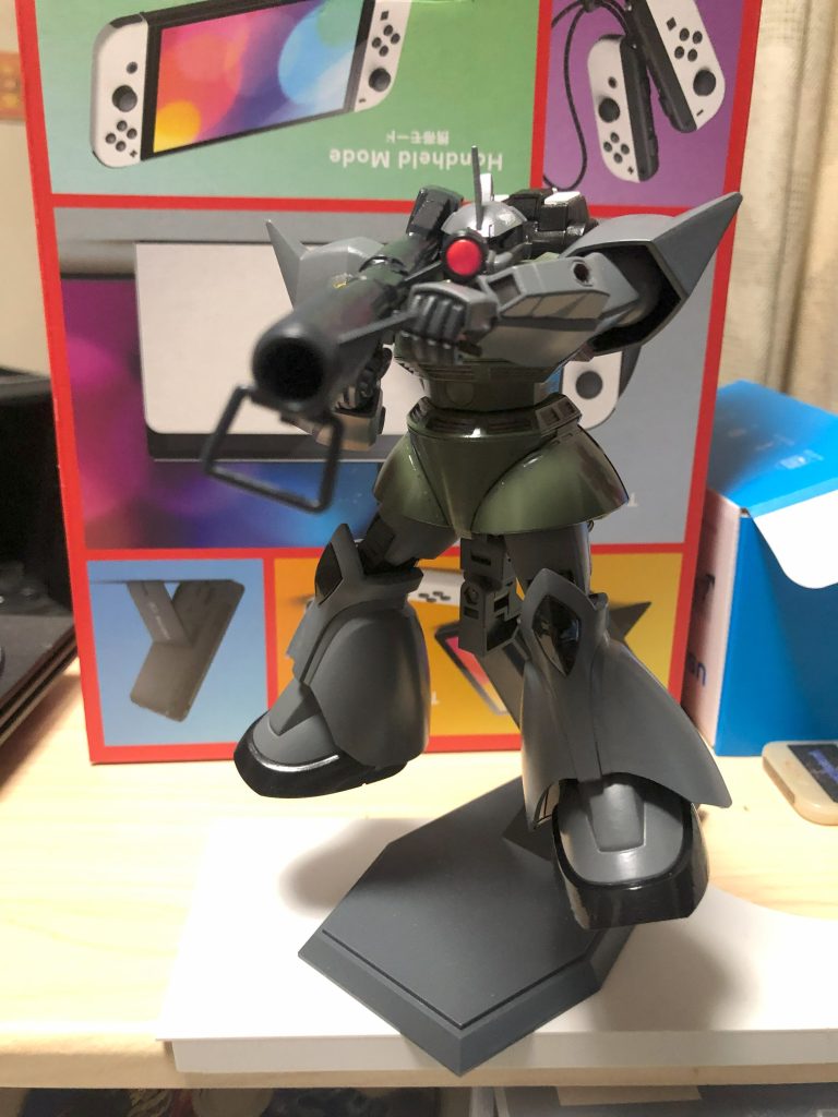 ここで拙者悩んだわけでござる「ビームライホゥもロケット砲ももう飽きた!しかし、キマイラ隊のゲルググが持っていてもおかしくなさそうな火器とはなんぞや?」と選ばれたのはジャイアントバズでしたB型ゲルはビーム兵器の代わりに実弾兵装ってことらしいけど、その理屈ならバズをもつことを選択する隊員だっているんじゃないかなとられたドム涙目(zaku-kao4)