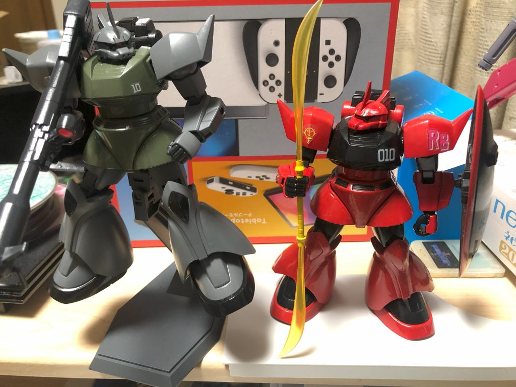 最後はJR機とツーショで!ありがとうございました!ゲルググはやっていてとても楽しいし色々とイジリ甲斐がある!次のゲルはUC版のA型かリゲルグのどっちかになると思いますが、そちらも何かしら手を加えてあげようと思います!いつになるかは未定ですが…ちなみに………今回のゲルをやってる最中、じつはとある機体も並行作業でやっていたのです(しかも完成済み)次はそちらを発表したいとおもいます、現時点での持てるチカラすべてを出して創り上げたので乞うご期待です!!!!