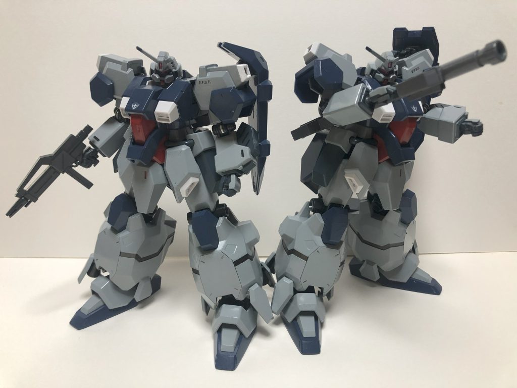 どうでしょうか、かなりアニメ調のカラーリングに近づけてみました説明図の通りに塗るとだいぶ鈍い色になってしまったので一機は完全にリペイントしました関節部にだけシルバーが入っていますが、それ以外の箇所は細部に至るまでアニメカラー準拠の塗装を施していますグレー部が少し明るすぎる気もする…あと二か所だけ連邦軍デカールを貼ってみました☆バズーカはジェガンから貰ってきました、両手で持てなくはないんですがえらい変な恰好になってしまったのでもうこれでいきます…図体がデカいせいで肩にも担げないんです…しかも持ち手に穴は開いてないので思い切ってジェガンの持ち手ごとまるっと移植幸いサイズはぴったりだったので手の甲を入れ替えるだけで両方で使えます!さすがジェガソ