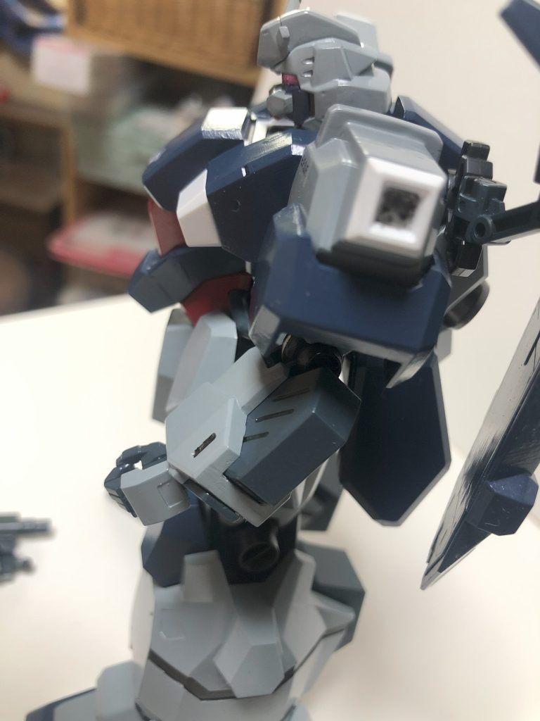 まずグレネードパックに合わせ目が一つ。それを格納する前腕部にもまた一つ。肩の装甲にもまーた一つ。どんだけ合わせ目あるんだよこいつ!!!!!!ちゃっかり頭部も綺麗にやってるヨ白いダクト内部の黒はひよりました(zaku-kao4)