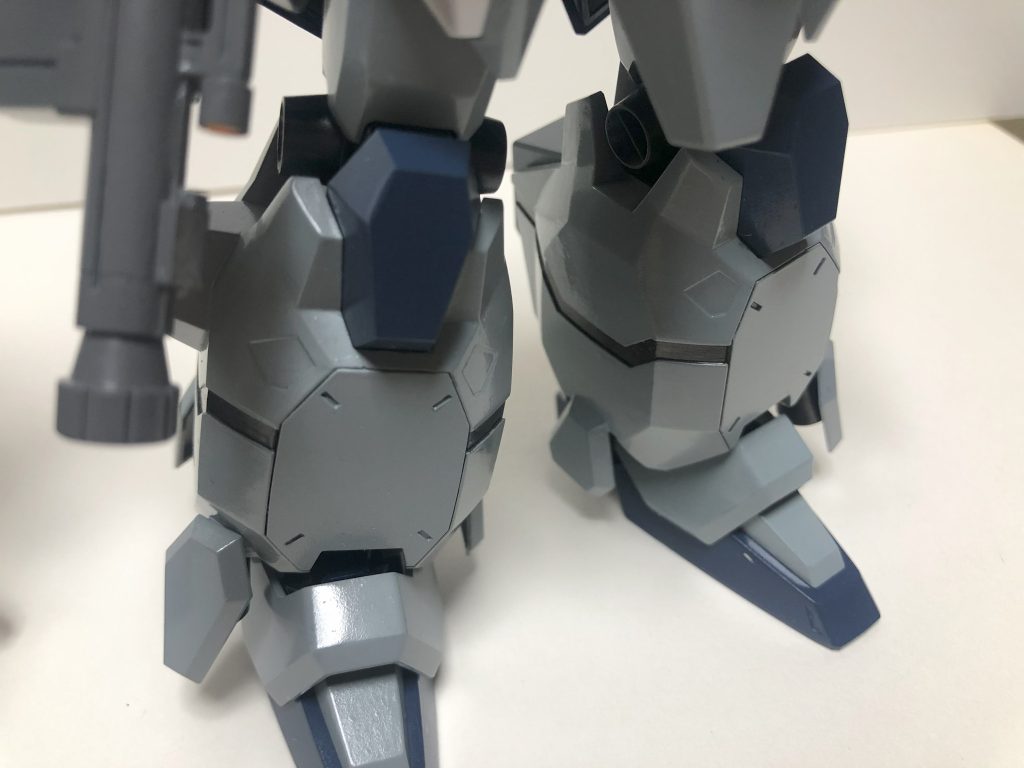 ヒザ装甲下部にもあります、どんだけだよ!すごい大変かつ繊細な作業だったここw脚部側面の黒ラインは塗装済み正面装甲部はあえて墨入れはしませんでした