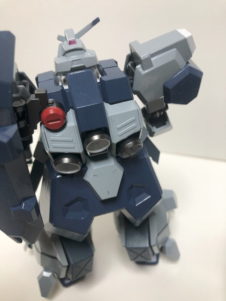 頭部後方だけはデカールに…でもサマにはなってると思う!シールドを支えるアーム部は実は塗分けたのですがまったく目立ちませんバーニアの根元も金属っぽくしてるのですがこれも目立たず…w