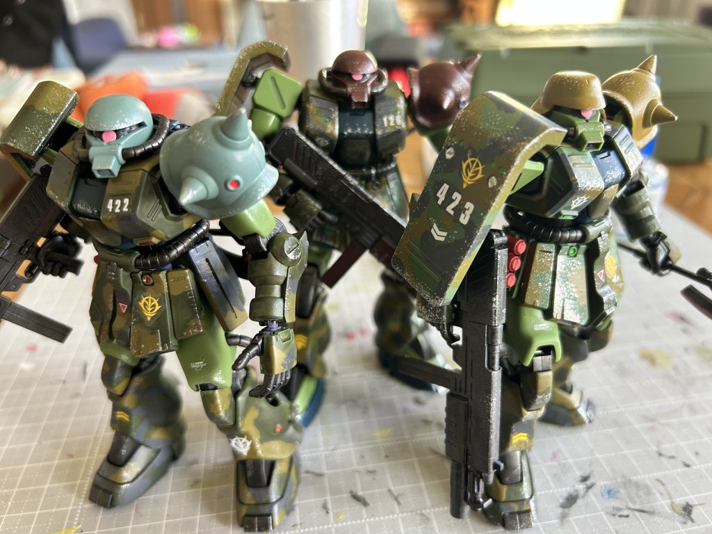 2丁目MS小隊完成。これからジオラマを作ります。躍動感ある感じにしたいですね。ちなみに、私の機体番号（誕生日）は422。娘は423。誕生日が一日違いなんです。