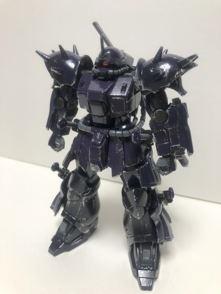 はい、や　り　す　ぎ　ま　し　た　。正直ここまでハゲさす必要はなかったかもしれませんね…ｗしかしまぁいいお勉強になりました、今後はこういう塗装のしかたもアリかもしれませんなんでこうなったかというと、①本塗装中うっかり手がすべる②滑った先が偶然装甲の端っこ③リカバリーを試みるも逆に『被害拡大』←ターニングポイント④よくみれば塗装剥げに見えなくもないことに気づき、試しにそれっぽくシルバーとガンメタでいじくってみる⑤成功を確信(???)、図に乗って機体全体に施すの流れですｗｗｗどうでしょう上手くいってますでしょうか