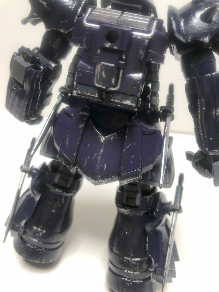 ちゃんと背中をうつすとこんな感じです最初はシルバーだけでハゲさせていたんですが、そっからガンメタルの上塗りでそれっぽくなることに気づきこうなりました何かを見てひらめいたとかではなく単なるミスから生まれた奇跡ですバックパックの導線？部分は神器メンソーフデで一発塗り！