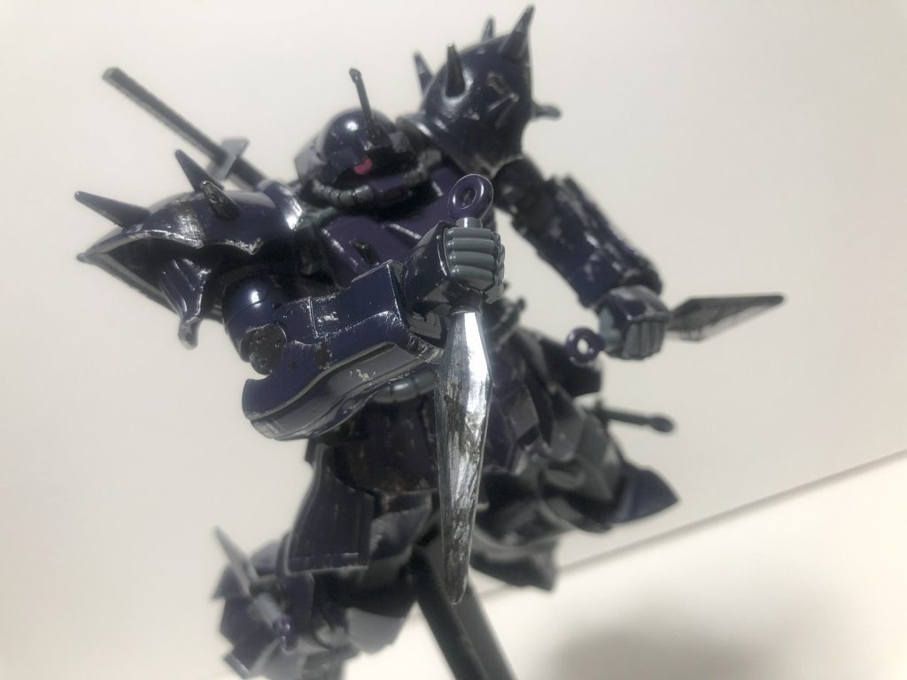 今回の塗装レシピは説明書に”割と”従いました胴体部はパープル＆黒＆なんとかブルー＆なんとかレッドでうまいこと出来たと思います！ゲーム本編ではもうすこ～し赤い紫でテッカテカだったような気もしなくもないが、みんながイメージするイフリートナハトは大体こんなもんなハズです！！！！！！！！ちなみに…