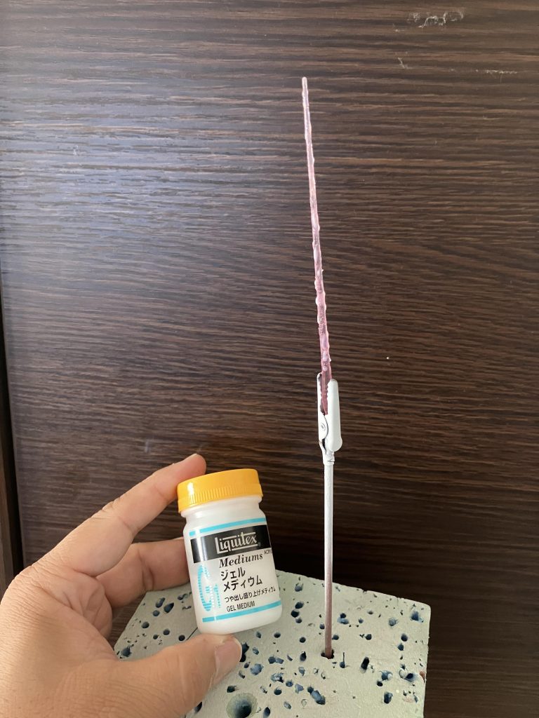 削って、ジェルメディウムでボコボコにして、箱絵のようなビームサーベルを再現